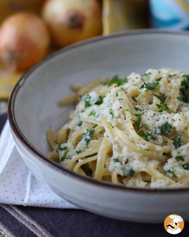 6. Kremowe spaghetti z cebulą