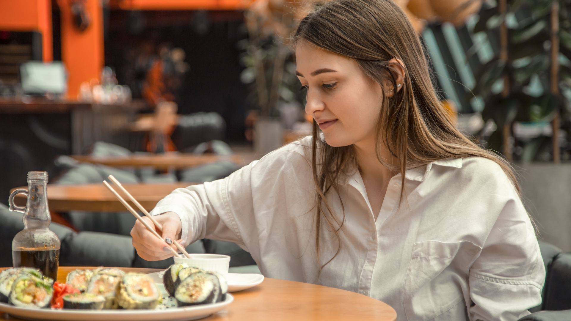 Jeśli jesz sushi w ten sposób, robisz to źle: czego Japończyk nigdy by nie zrobił.