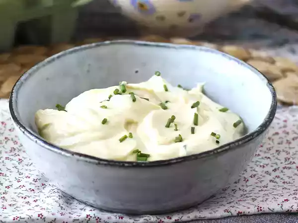 Jak zrobić bezpieczny i smaczny domowy majonez bez zbędnego ryzyka?