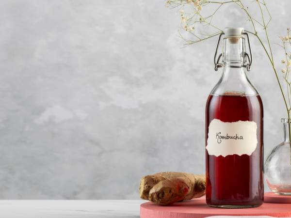 Kombucha: wszystko, co musisz wiedzieć o fermentowanym napoju chwili