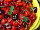 przepis Sałatka z czerwonych owoców: truskawek, malin, wiśni i arbuza, idealna na lato!