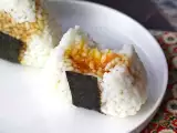 przepis Onigiri z żółtkami jaj zakonserwowanymi w sosie sojowym