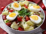 przepis Sałatka ziemniaczana z serem feta, jajkiem i pomidorkami koktajlowymi