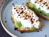 przepis Tost z awokado i twarogiem z pikantnym miodem