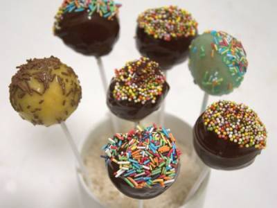 Przepis Cake pops - wypiekane ciastka na patyku