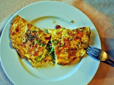 Omlet z warzywami (brokuł, papryka, kukurydza)