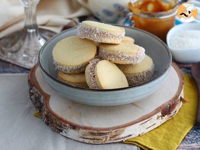 Przepis Alfajores - argentyńskie kruche ciasteczka z dżemem mlecznym i kokosem