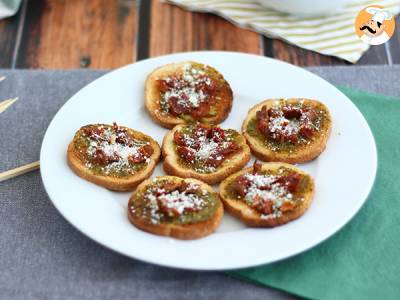 Przepis Tosty z pesto, parmezanem i suszonymi pomidorami