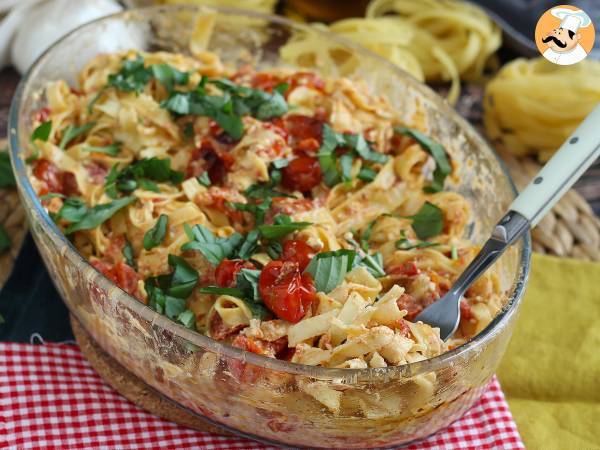 Przepis Tagliatelle feta z pomidorkami koktajlowymi - zapiekany makaron z fetą