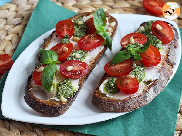 Przepis Kanapki z serem śmietankowym, pesto i pomidorkami koktajlowymi