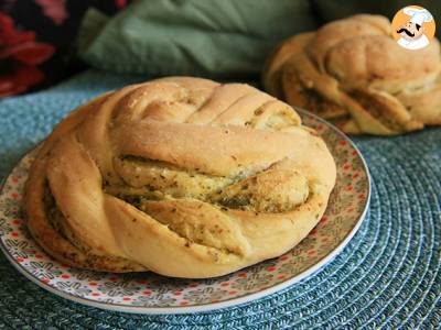 Przepis Plecione bułki z zielonym pesto