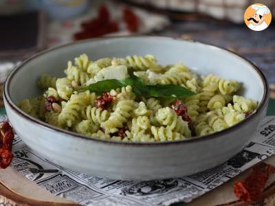 Przepis Makaron na zimno z pesto z cukinii, mozzarellą buffalo i suszonymi pomidorami