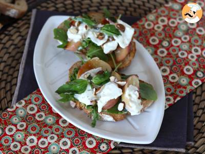 Przepis Rukola, pieczone brzoskwinie i burrata na grzance: idealne słodko-pikantne połączenie!