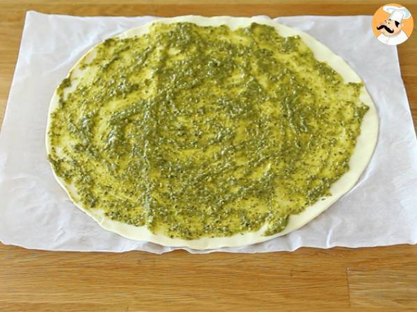 Ciasto francuskie z pesto - przepis na chrupiące słońce - Przygotowanie krok 1