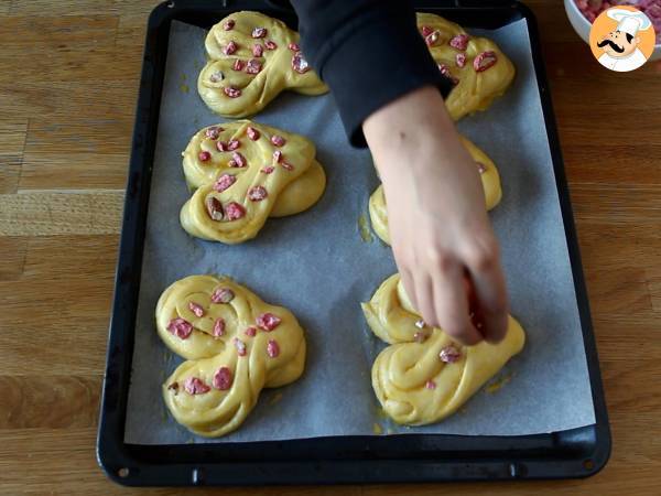 Wyjątkowo miękkie bułeczki brioche w kształcie serca na Walentynki - Przygotowanie krok 11