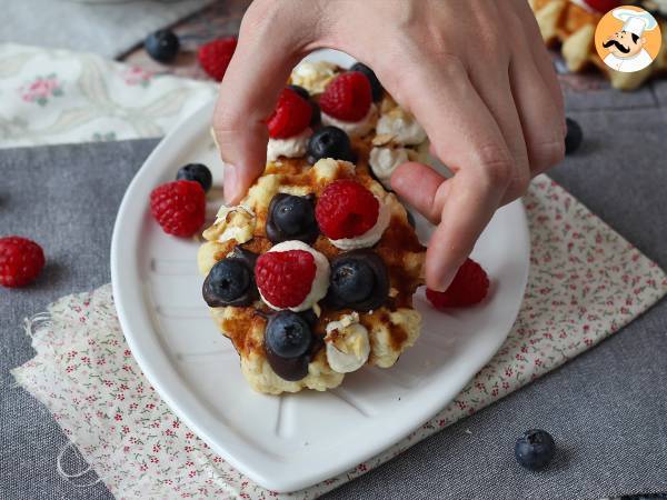 Gofry z owocami, czekoladą i bitą śmietaną - Przygotowanie krok 7