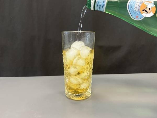 Bezalkoholowy Martini Spritz - słodki i kwiatowy koktajl na aperitif - Przygotowanie krok 3