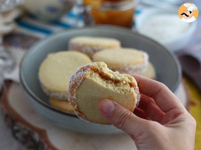 Alfajores - argentyńskie kruche ciasteczka z dżemem mlecznym i kokosem - zdjęcie 2