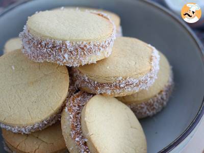 Alfajores - argentyńskie kruche ciasteczka z dżemem mlecznym i kokosem - zdjęcie 3