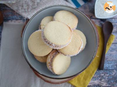 Alfajores - argentyńskie kruche ciasteczka z dżemem mlecznym i kokosem - zdjęcie 4