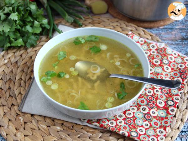 Azjatycka zupa z kurczakiem o intensywnym aromacie i działająca pocieszająco