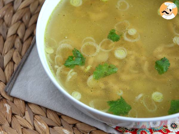 Azjatycka zupa z kurczakiem o intensywnym aromacie i działająca pocieszająco - zdjęcie 3