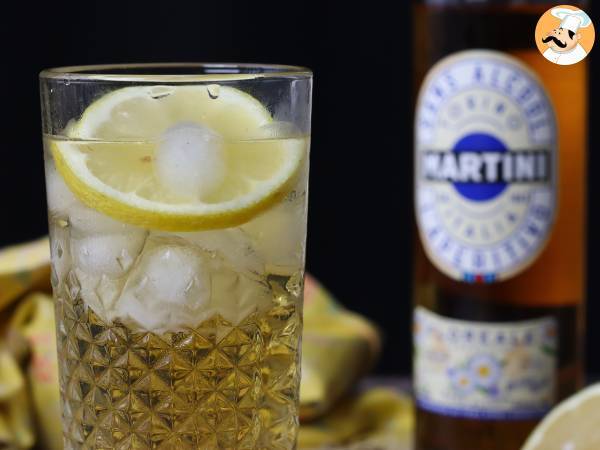 Bezalkoholowy Martini Spritz - słodki i kwiatowy koktajl na aperitif - zdjęcie 2