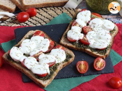 Bruschetta z pesto, pomidorkami koktajlowymi i serem mozzarella