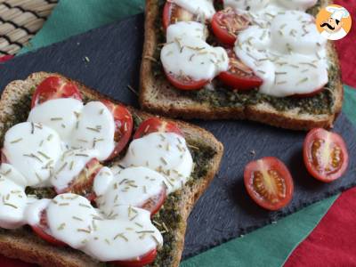 Bruschetta z pesto, pomidorkami koktajlowymi i serem mozzarella - zdjęcie 2