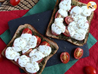 Bruschetta z pesto, pomidorkami koktajlowymi i serem mozzarella - zdjęcie 3