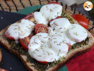 Bruschetta z pesto, pomidorkami koktajlowymi i serem mozzarella - zdjęcie 4