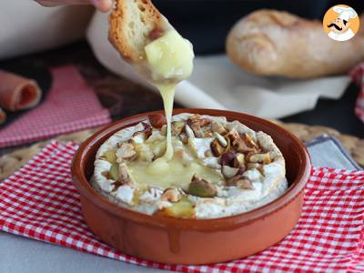 Camembert pieczony w piekarniku z miodem i orzechami włoskimi