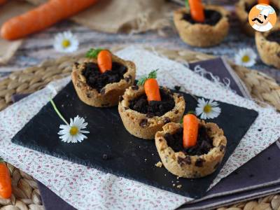 Ciasteczkowe kubeczki polane czekoladowym ganache, w stylu marchewkowego garnka