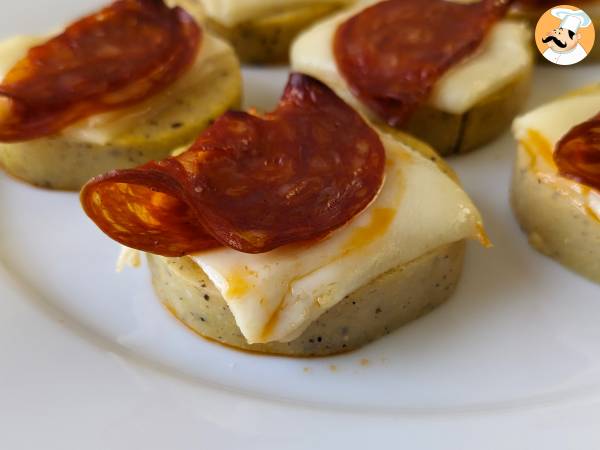 Crostini z polenty z serem scamorza i pikantnym salami