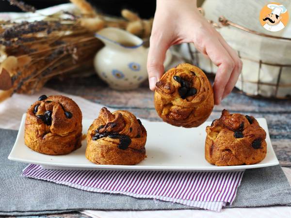 Cruffins, połączenie croissanta i muffina, z kremem i czekoladą