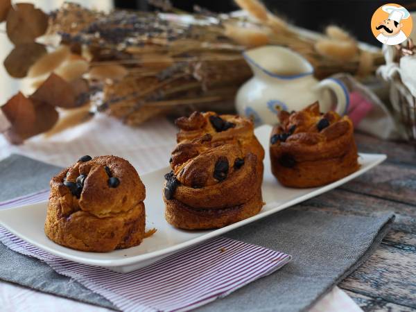 Cruffins, połączenie croissanta i muffina, z kremem i czekoladą - zdjęcie 3