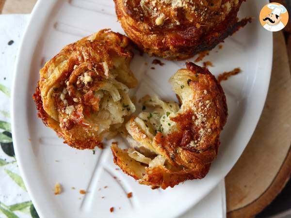 Cruffiny, połączenie croissanta i muffina, w tym przypadku solone z parmezanem i mozzarellą.