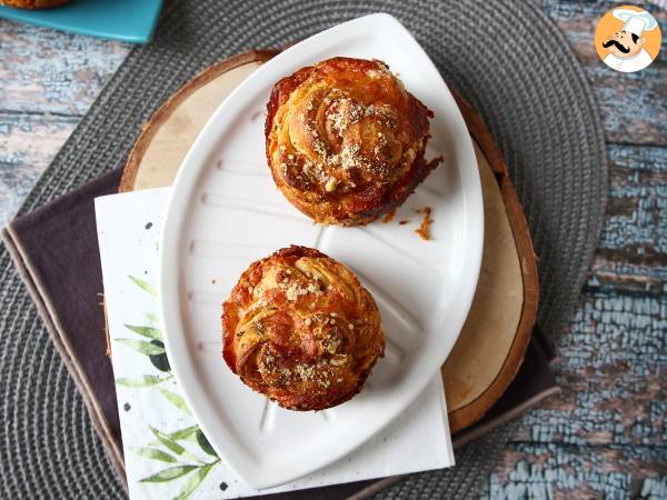 Cruffiny, połączenie croissanta i muffina, w tym przypadku solone z parmezanem i mozzarellą. - zdjęcie 2