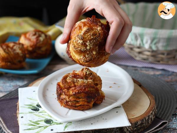 Cruffiny, połączenie croissanta i muffina, w tym przypadku solone z parmezanem i mozzarellą. - zdjęcie 3