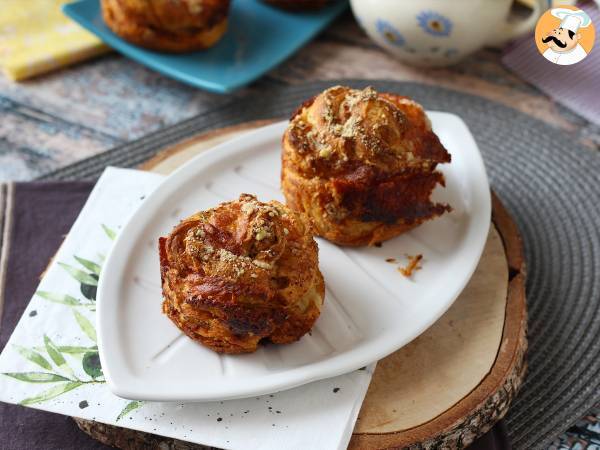 Cruffiny, połączenie croissanta i muffina, w tym przypadku solone z parmezanem i mozzarellą. - zdjęcie 4