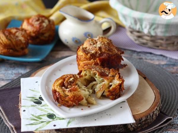 Cruffiny, połączenie croissanta i muffina, w tym przypadku solone z parmezanem i mozzarellą. - zdjęcie 5