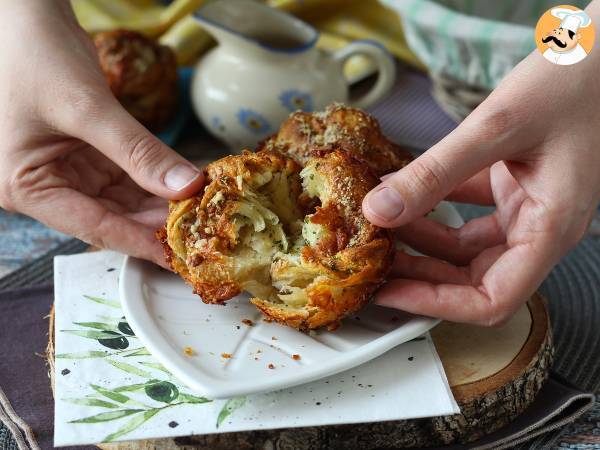 Cruffiny, połączenie croissanta i muffina, w tym przypadku solone z parmezanem i mozzarellą. - zdjęcie 6