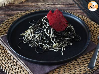 Czarne spaghetti z czosnkiem i gulaszem. Pasta al nero di seppia