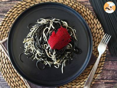 Czarne spaghetti z czosnkiem i gulaszem. Pasta al nero di seppia - zdjęcie 4