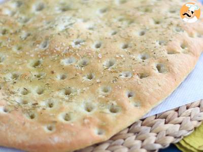 Focaccia, włoski chleb z rozmarynem - zdjęcie 2