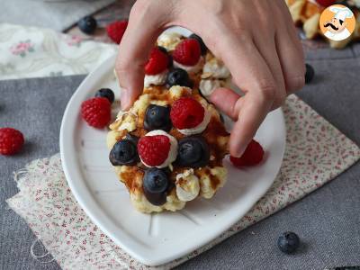 Gofry z owocami, czekoladą i bitą śmietaną - zdjęcie 4