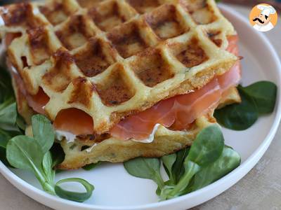 Gofry ziemniaczane - kanapka z wędzonym łososiem i fromage frais - zdjęcie 3