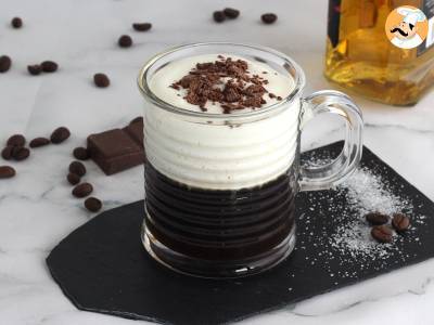 Irish Coffee (kawa z whisky i bitą śmietaną)