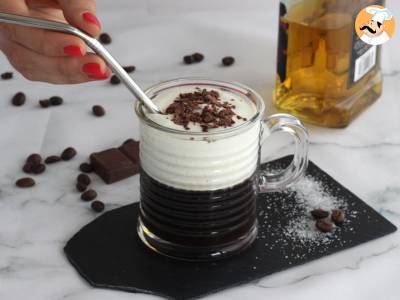 Irish Coffee (kawa z whisky i bitą śmietaną) - zdjęcie 3