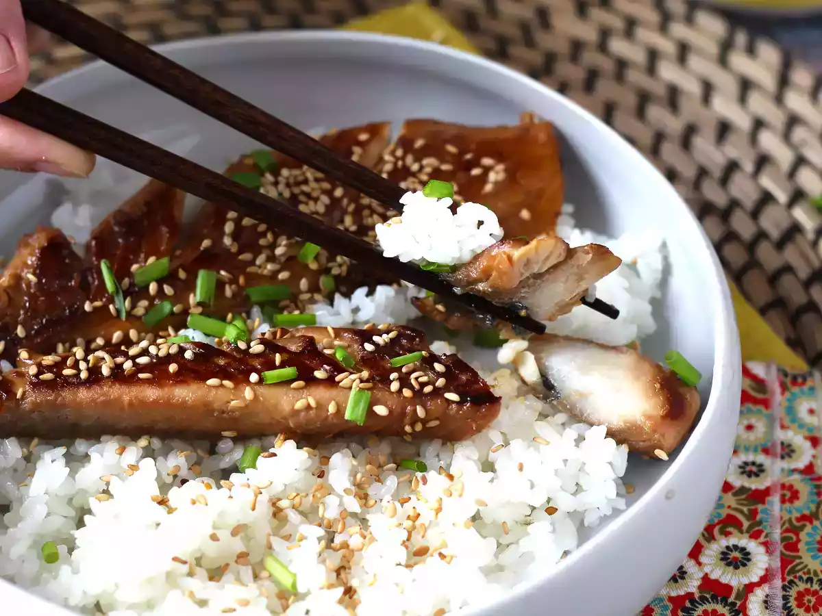 Jak przyrządzić makrelę? Wypróbuj ten przepis z sosem sojowym i miodem! - zdjęcie 2